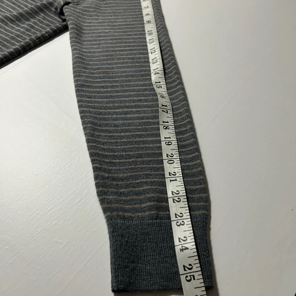 Banana republic‎ 100% merino wool sweater, men’s long sleeve, V-neck gray & tan
